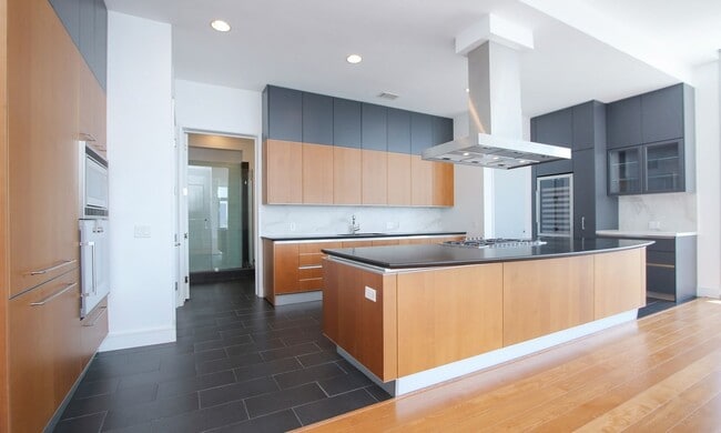 Building Photo - Exquisite Luxury high-rise 2 bedroom, 2bat...