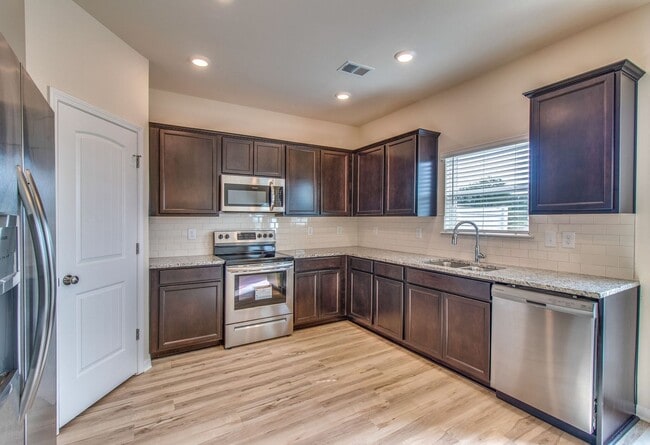 Building Photo - Beautiful 3BR/2.5BA Townhome in Columbia!