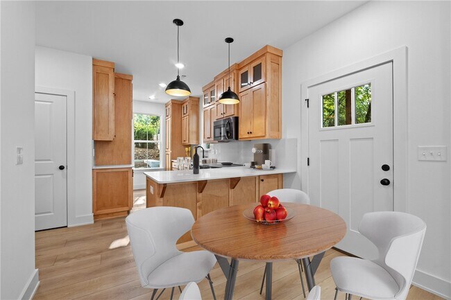 Building Photo - 588 N Willow Ave