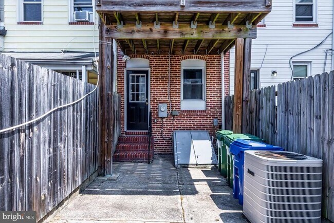 Building Photo - 122 N Ellwood Ave