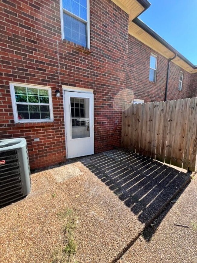 Building Photo - 2 story end unit condo - 1 month free