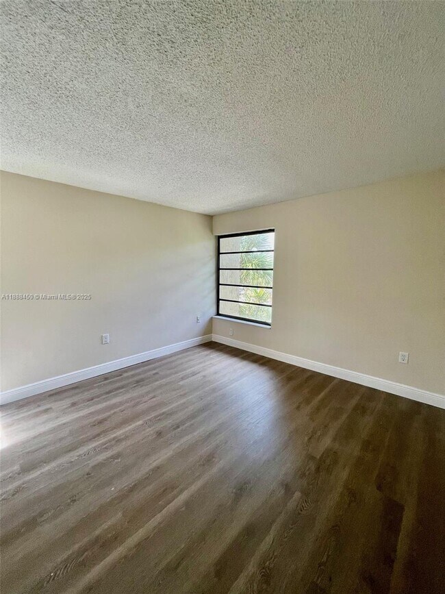 Building Photo - 9015 SW 125th Ave