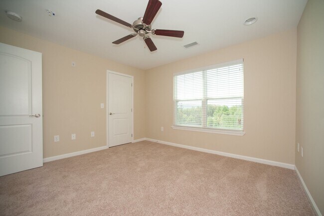 Building Photo - 3 Bedroom Townhouse at the Woodlands - END UNIT * only $500 deposit - End Unit