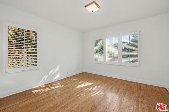 Building Photo - 10543 Almayo Ave