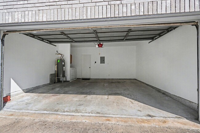 Building Photo - 600 Wilcrest Dr