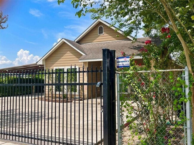 Building Photo - 3225 Hurley St