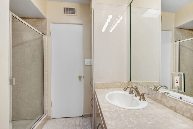 Building Photo - Spacious & Bright 3BR Condo with Bonus Room, Secured Parking & Hollywood History!