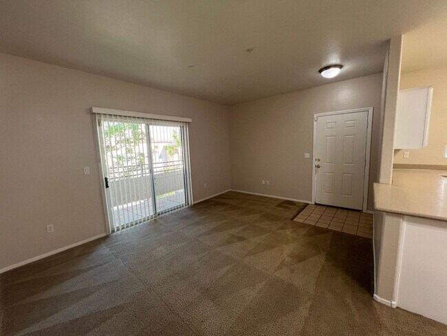 Building Photo - Henderson - 2 bedroom condo