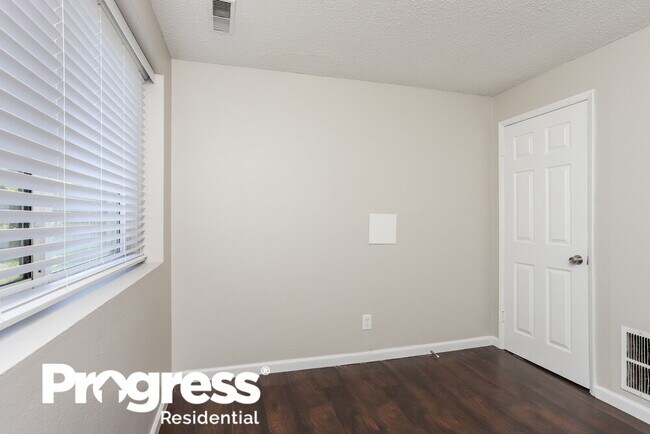 Building Photo - 1690 Woodman Dr