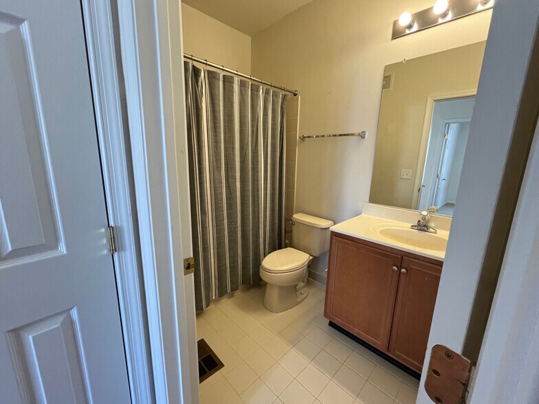 Building Photo - 43935 Hickory Corner Terrace