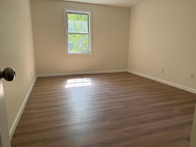 Building Photo - 28 Crestview Dr
