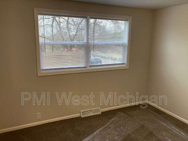 Building Photo - 2359 Barberry Dr SW