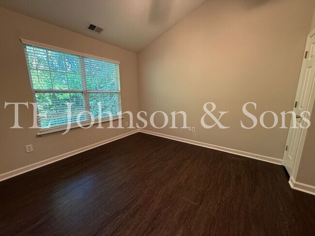 Building Photo - 3355 Kensington Pl
