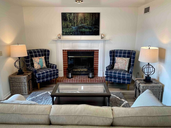 Building Photo - 1335 Summit Ave