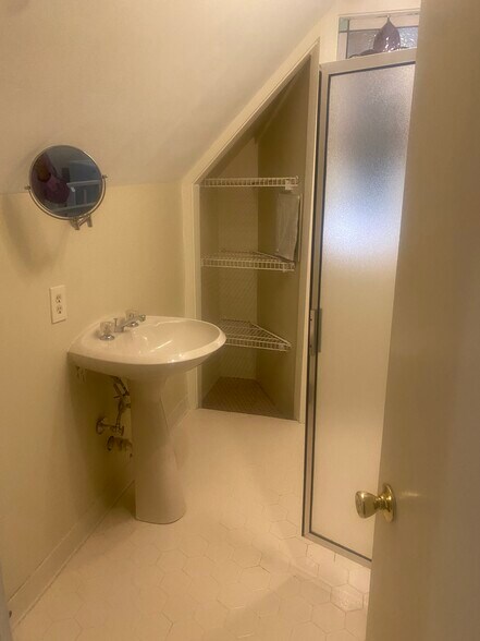 Building Photo - 2098 Court Ave