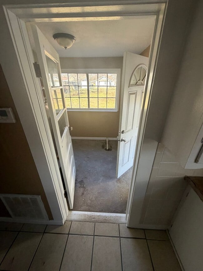 Building Photo - 1807 W Lincoln St