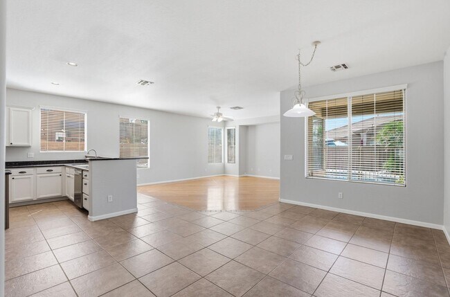 Building Photo - 3565 E Vaughn Ct