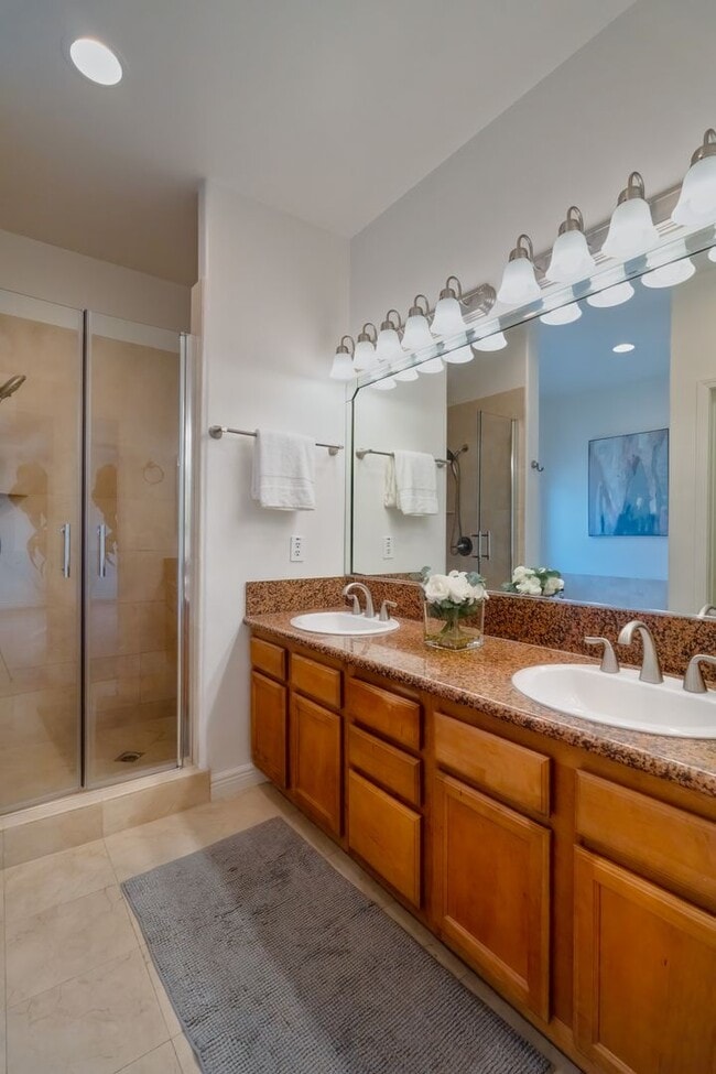 Building Photo - BEAUTIFUL 4 BED 3 BATH UNIT!!!!!