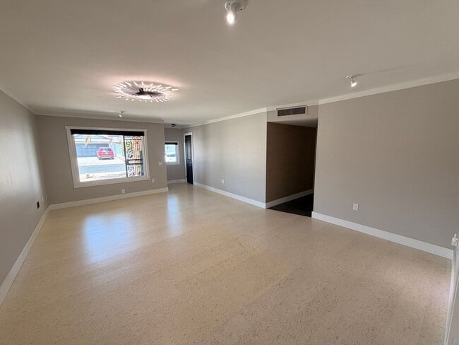 Building Photo - 13139 W Seville Dr