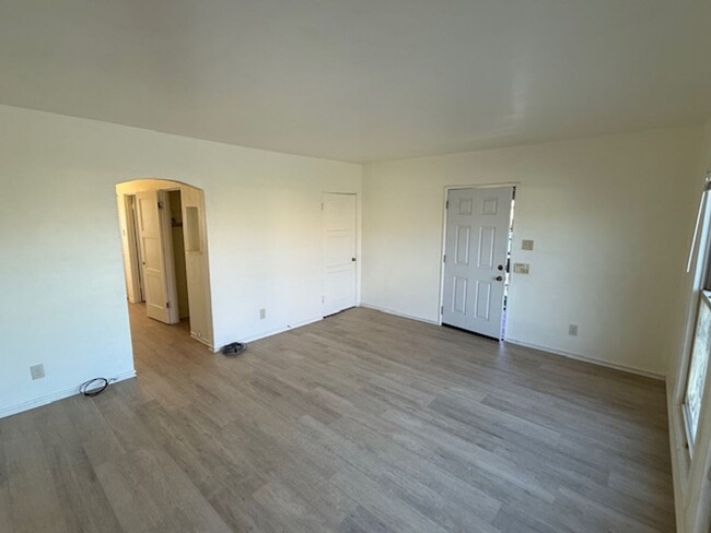 Building Photo - Updated 1-Bedroom Duplex with Lovely Priva...