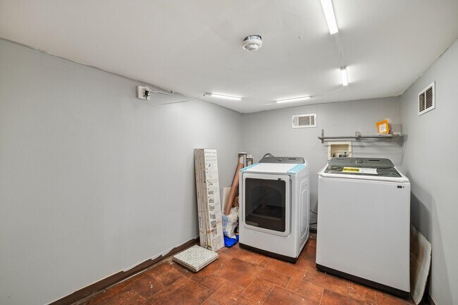 Building Photo - 153 20th St