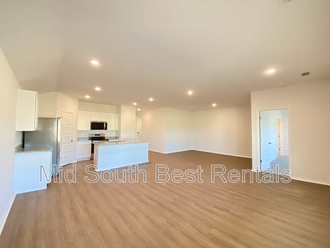 Building Photo - 36 Kelton Ln