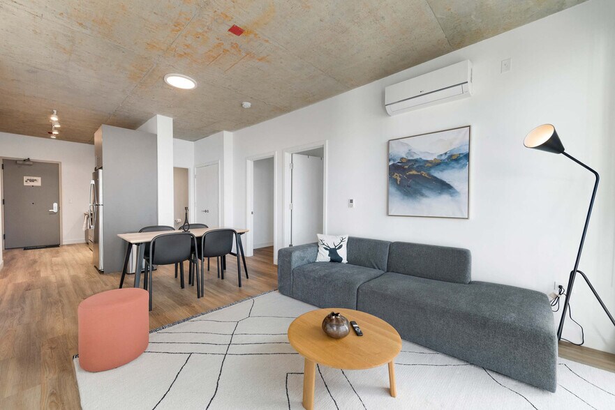 Primary Photo - 853 W Blackhawk St