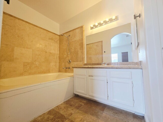 Building Photo - ONE BEDROOM ONE BATH UPSTAIRS CONDO!