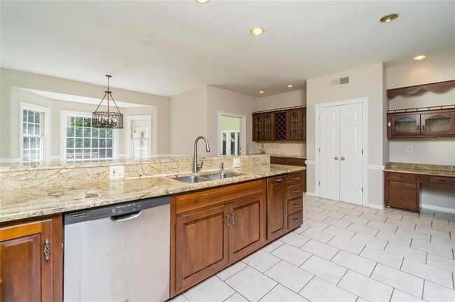 Building Photo - 565 River Chase Point
