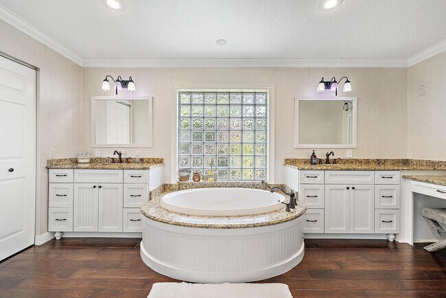 Building Photo - 542 N Cypress Dr