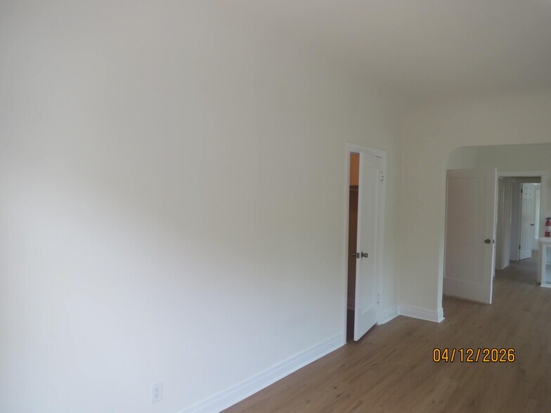 Building Photo - 2045 S Harcourt Ave