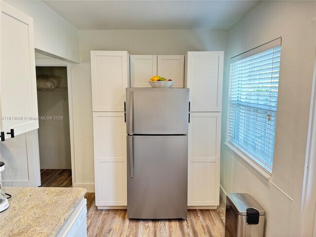 Building Photo - 301 NE 15th Ave