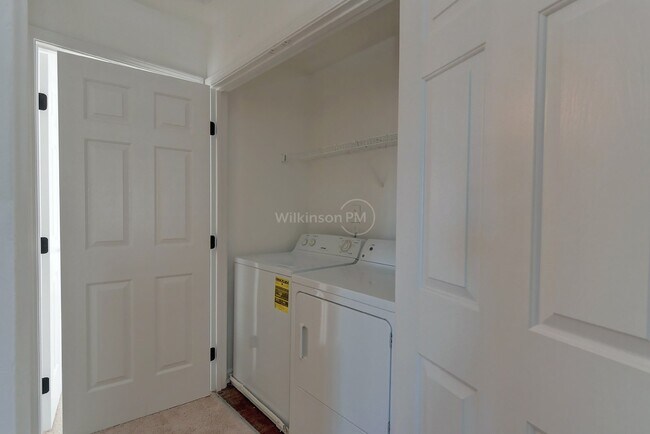 Building Photo - Beautiful 4 Bedroom 2.5 Bathroom Home with...