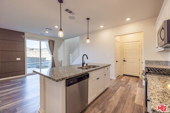 Building Photo - 27639 Sawtooth Ln