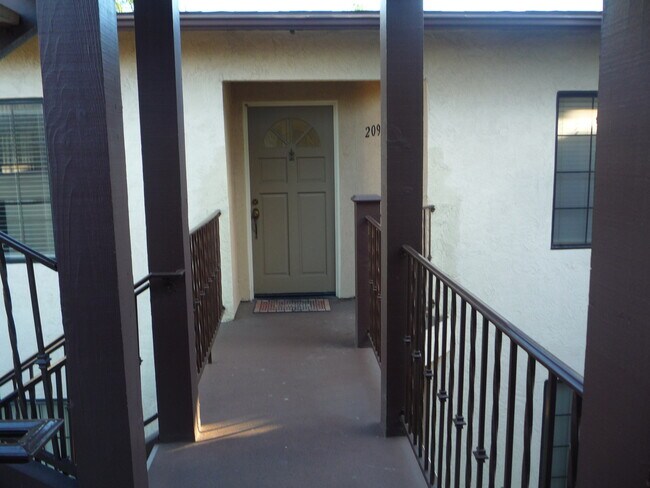 Building Photo - 2828 Famosa Blvd