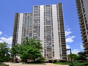 Building Photo - 1460 N Sandburg Terrace