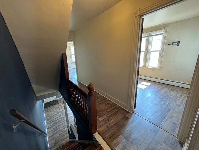 Building Photo - THREE BEDROOM/ONE BATH TWIN