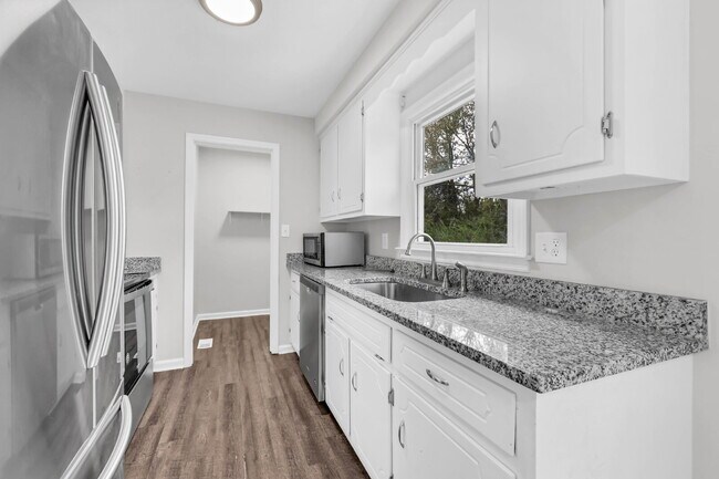 Building Photo - 3 Bedroom and 2 Bathroom with Finished Basement near Fort Campbell