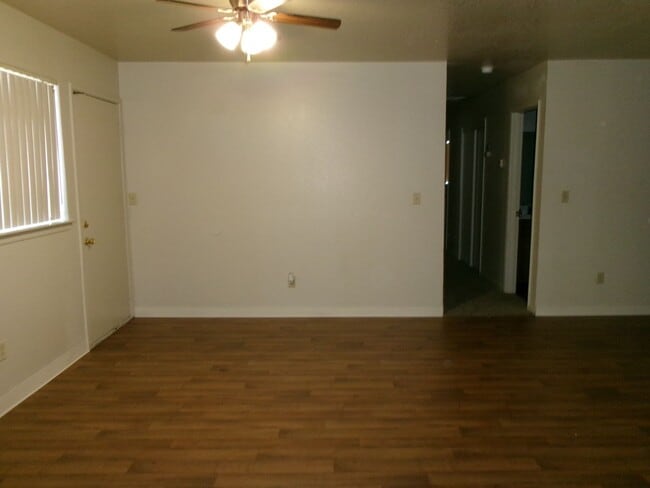 Building Photo - UPDATED 3 BEDROOM 2 BATH