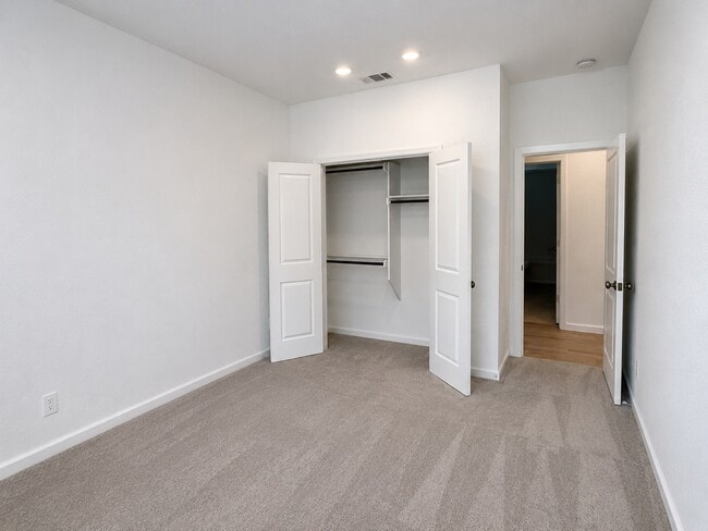Building Photo - 15520 Maple