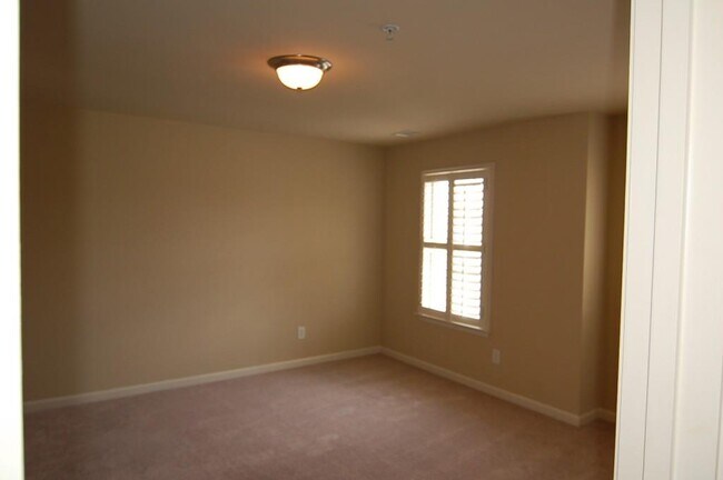 Building Photo - 3327 Castleberry Village Dr