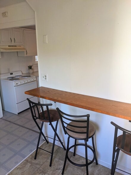 Breakfast nook with stools included - 1410 Hamilton St SW
