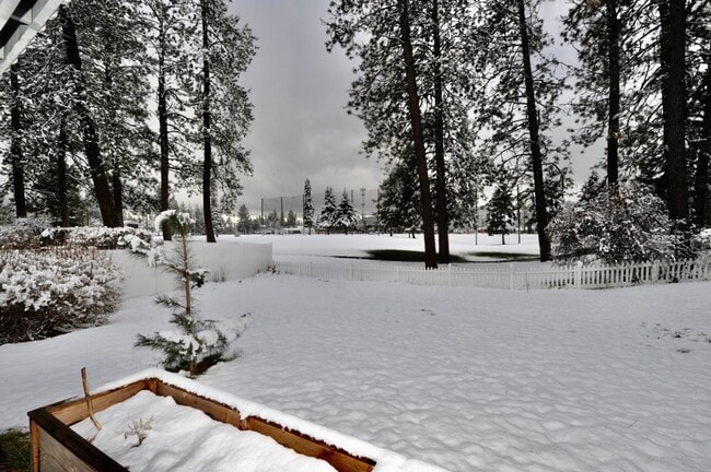 Building Photo - Fairway Golf Course 3 bed 3 bath with basement