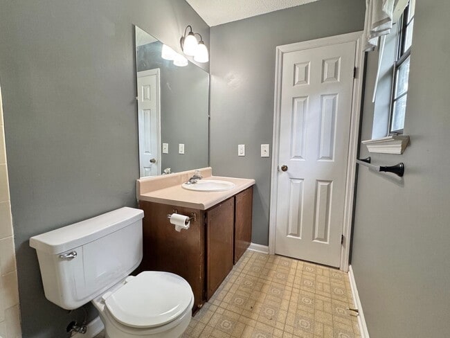 Building Photo - MOVE-IN READY!  [PET FRIENDLY]