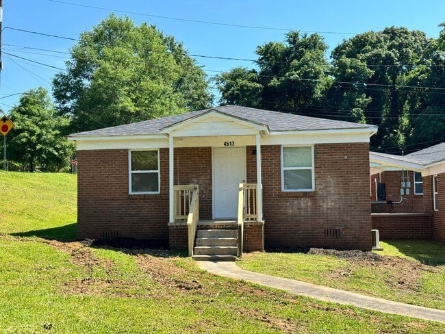 Building Photo - One-Month Free Move in Special plus 1/2 off your Security Deposit - 2 Bed/1 Bath Stand Alone Home...