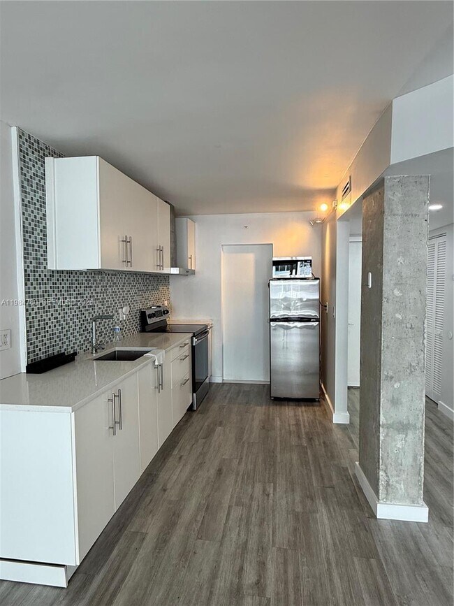 Building Photo - 1825 S Ocean Dr