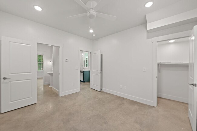Building Photo - Like New! 2 bedroom 2 bathroom cottage sty...
