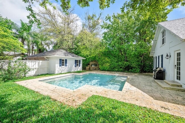 Building Photo - 285 NE 105th St