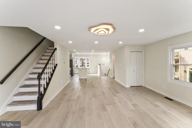 Building Photo - 8213 Roxbury Dr