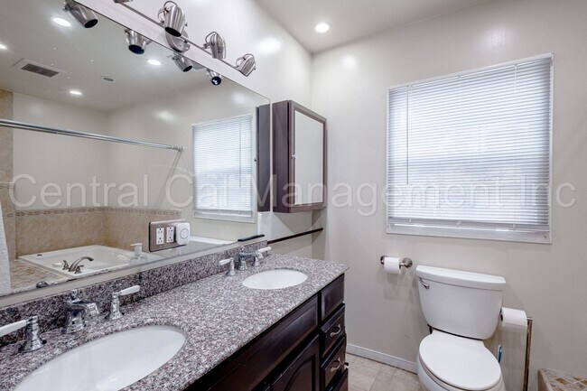 Building Photo - 2 Bedroom/1 Bath Home - $1795 Per Month!